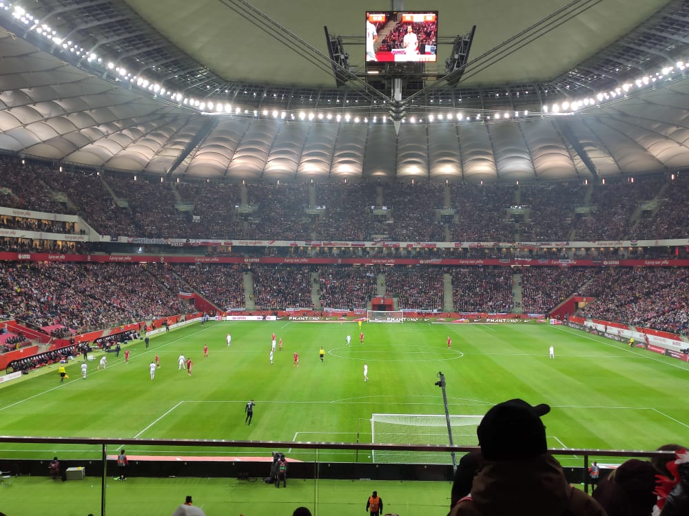 Mecz piłki nożnej na stadionie narodowym