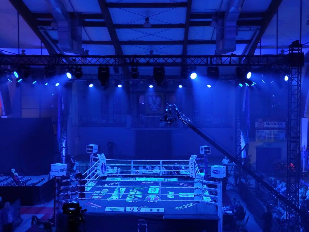 Ring bokserski oświetlony niebieskim światłem