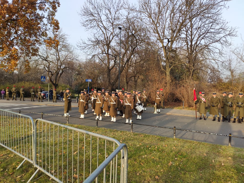 Uroczystość wojskowa z udziałem pocztu sztandarowego i żołnierzy w mundurach zimowych